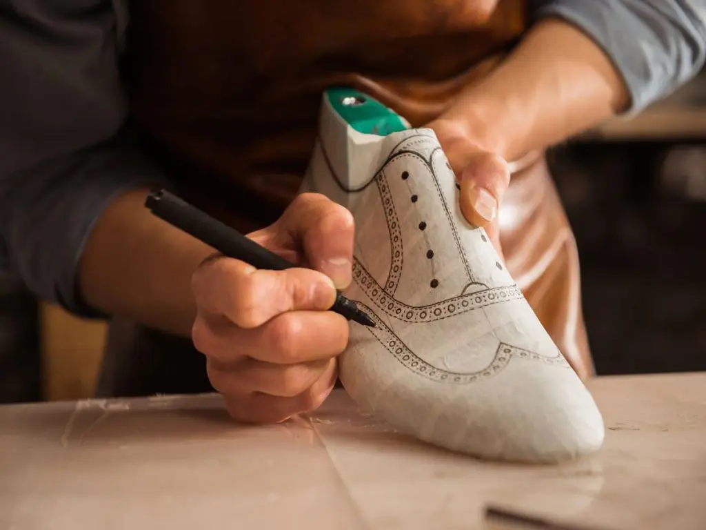 طراحی سنتی برای تولید کفش چرم مردانه